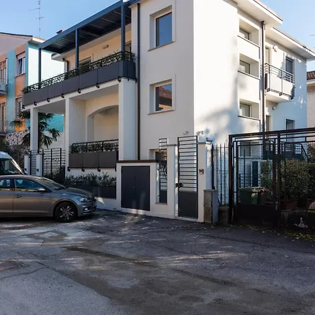 White House Con Posti Auto * Μιλάνο